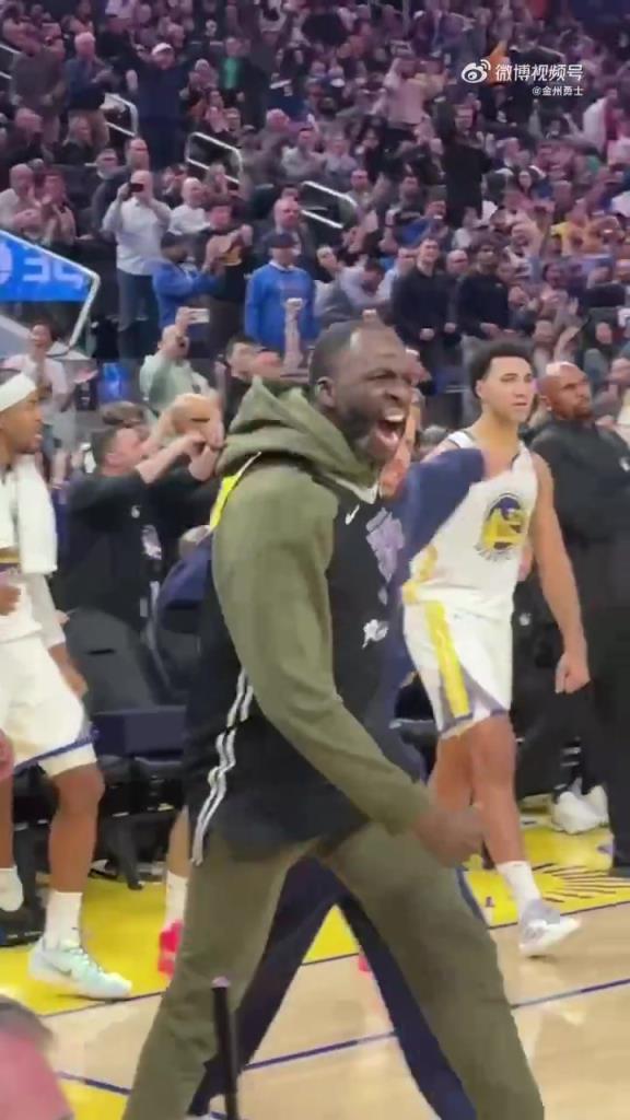 嗨瘋啦庫明加打進致勝球后，追夢庫里第一時間沖上前撞胸慶祝