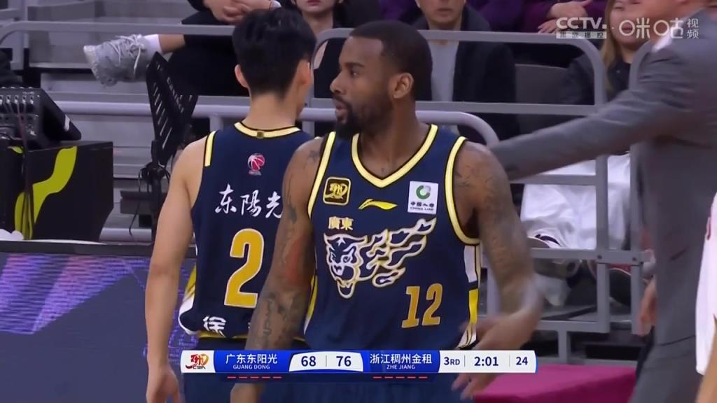 根本下不了！徐杰自顧下場遭杜鋒指導拒絕，對球隊實在太重要