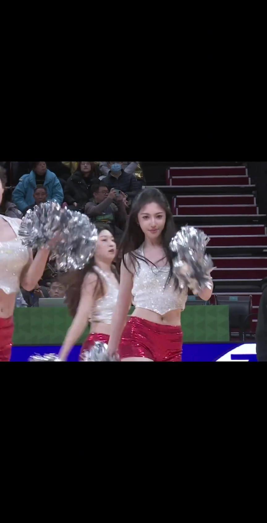 第100次遼粵大戰(zhàn)！賽前先感受一下熱情的遼籃啦啦隊小姐姐