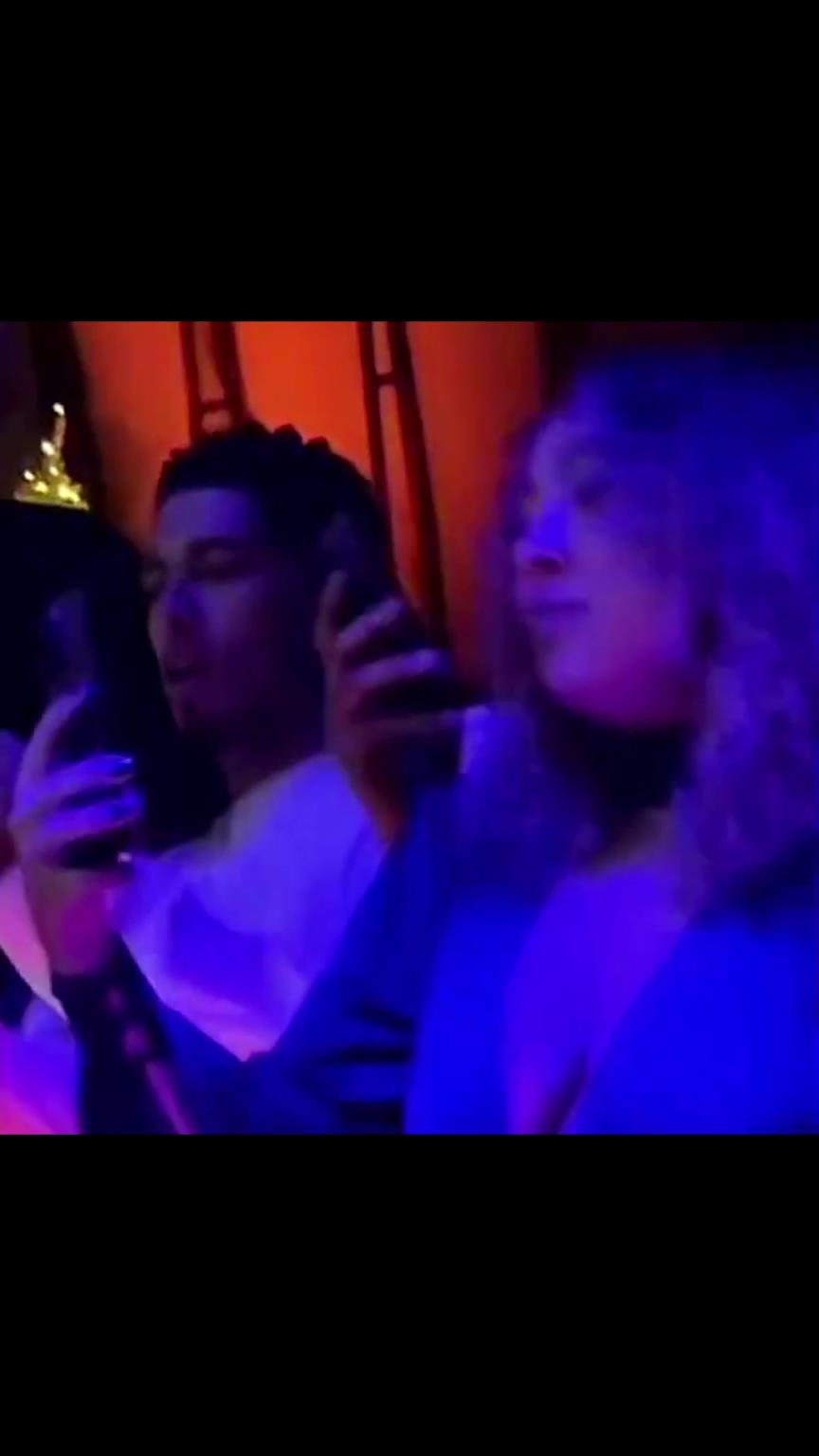 享受假期！貝林厄姆和辣妹在夜店唱歌、跳舞