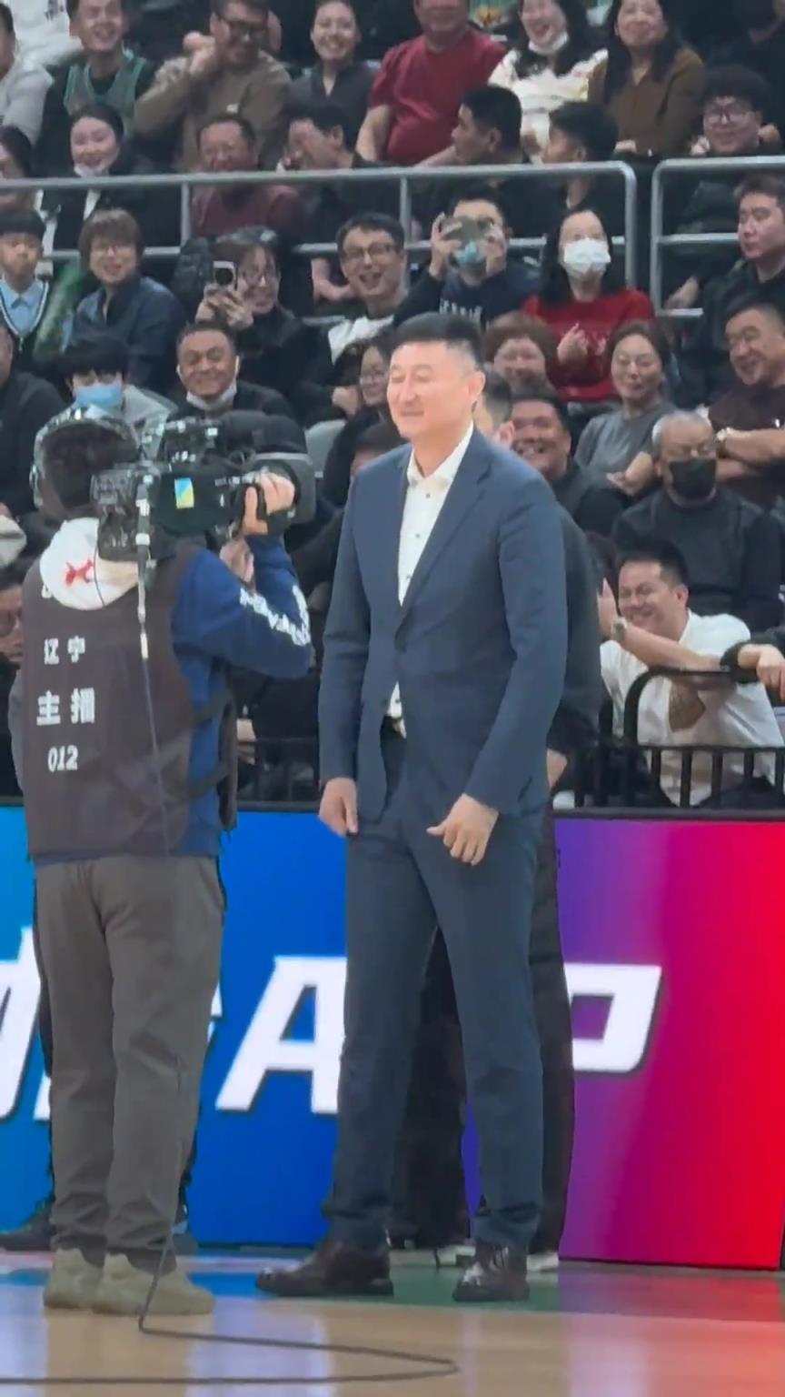 杜鋒指導面對客隊全場觀眾漫罵的聲音，杜導面帶笑容回應觀眾。