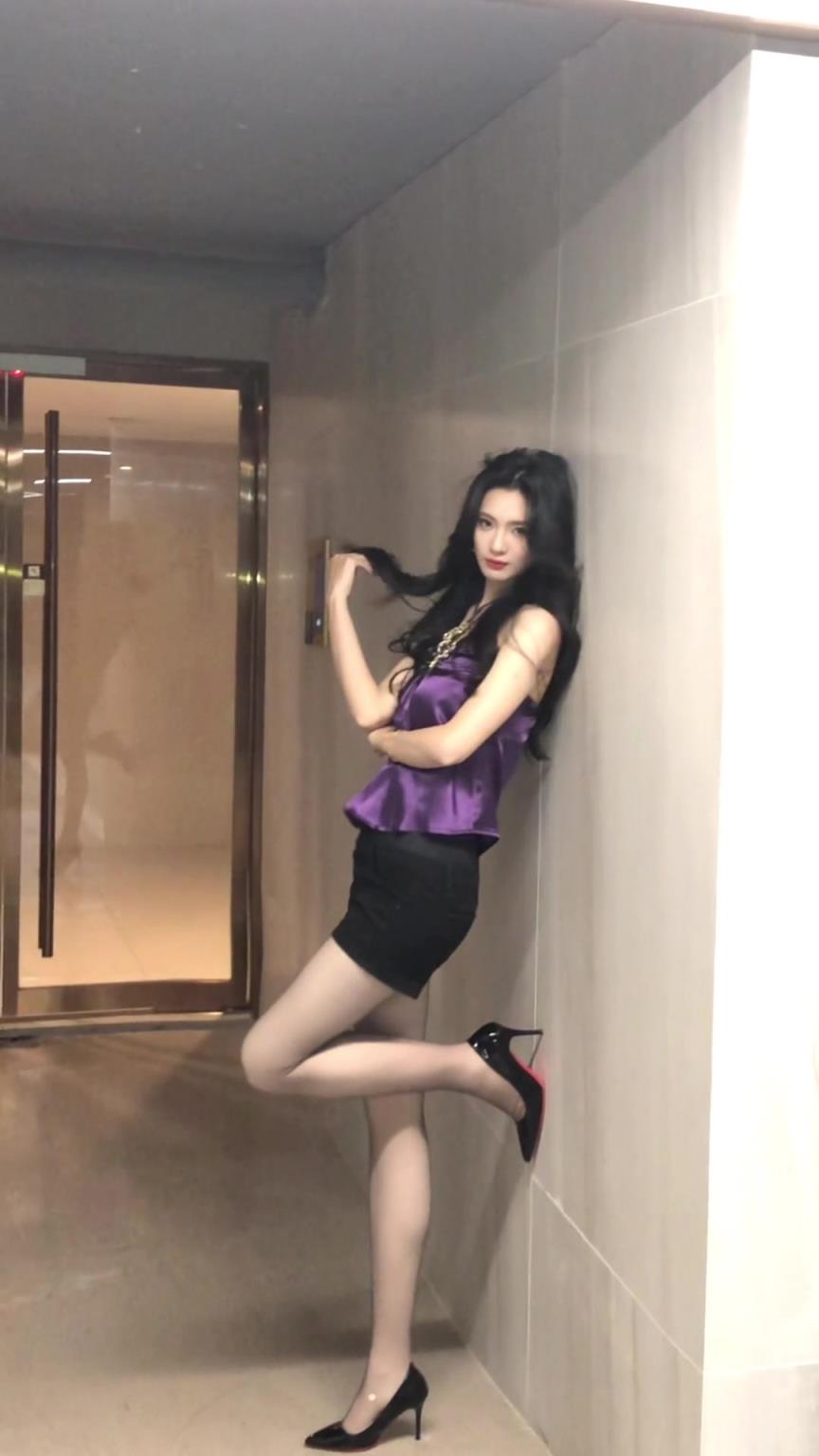 黑絲大長腿！美女登密盼盼這一身穿搭也太誘惑了吧#美麗壞女人~