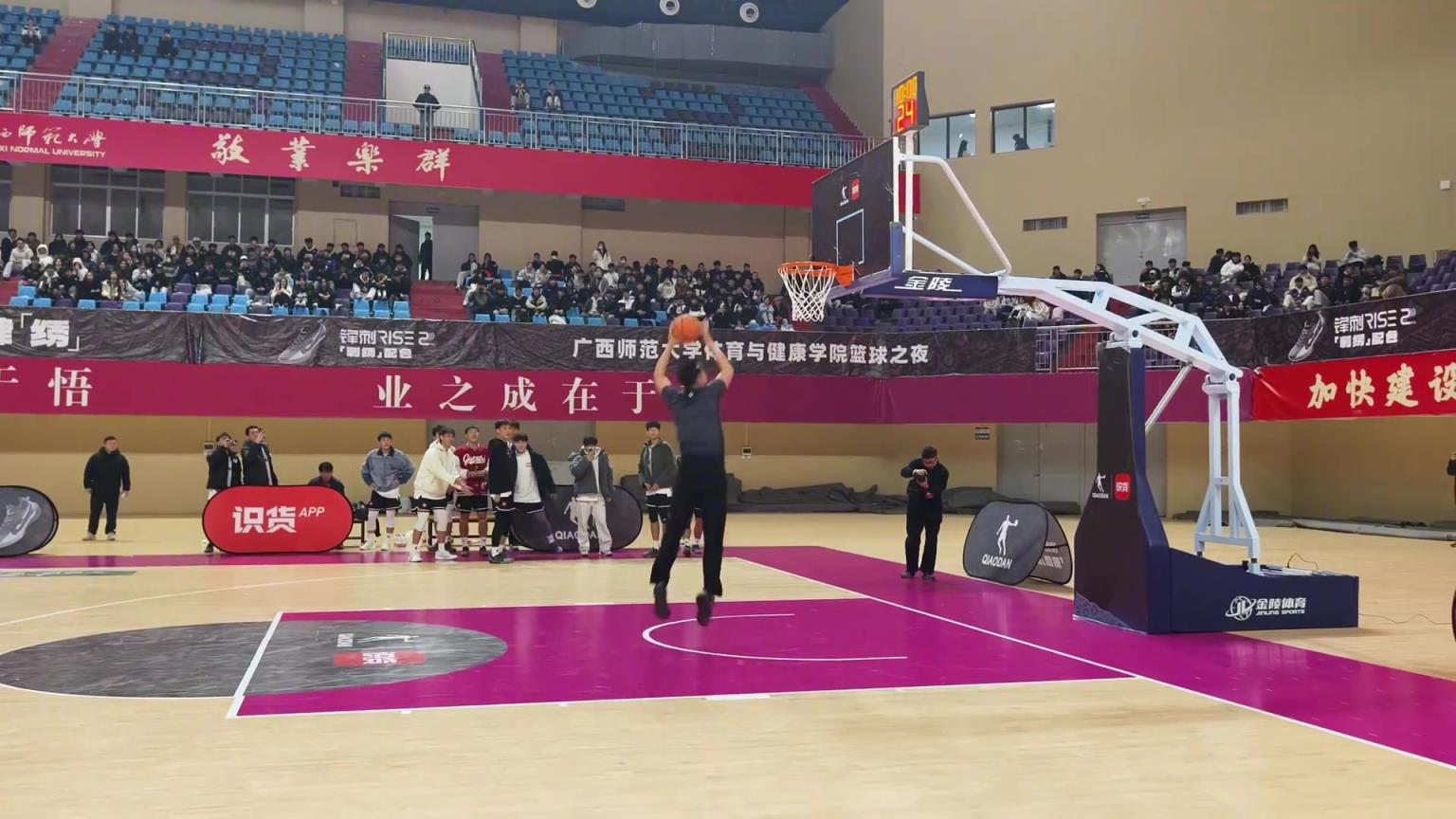 什么！主教練在熱身！