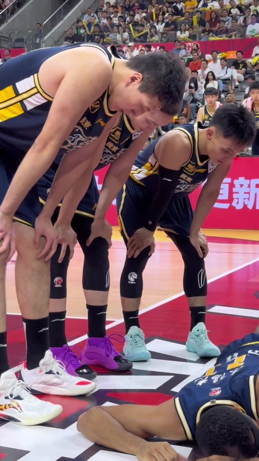 宏遠最強信號組合！假裝在看，實際背著杜導都在喘大氣！