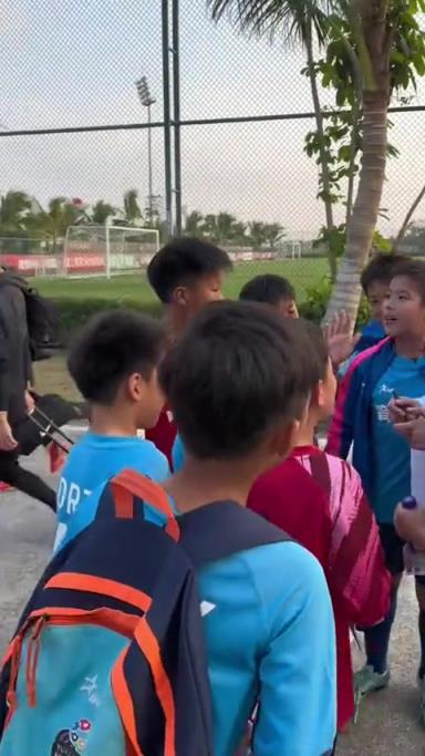 韋世豪真的是人氣王??！被孩子們團(tuán)團(tuán)圍住要求簽名合影
