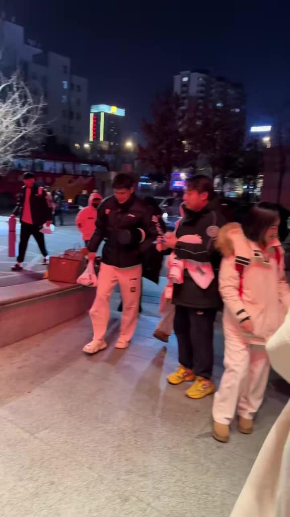女球迷遇黃榮奇興奮不已：哇塞20分太厲害了吧！男神啊！