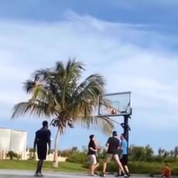 60歲的喬丹在海灘打野球，身材微胖，跳投照樣亂殺