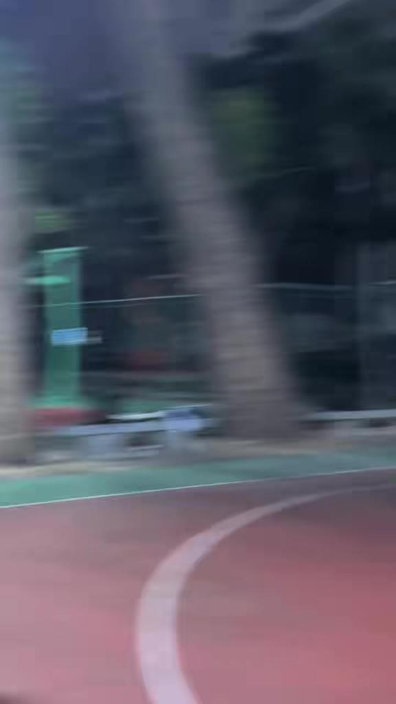 身高172的路人小伙扣籃驚呆國(guó)際友人。