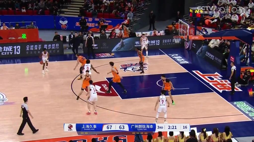 克勞福德球鞋被踩掉， 小胖洛夫頓眼疾手快直接把他鞋扔場(chǎng)下