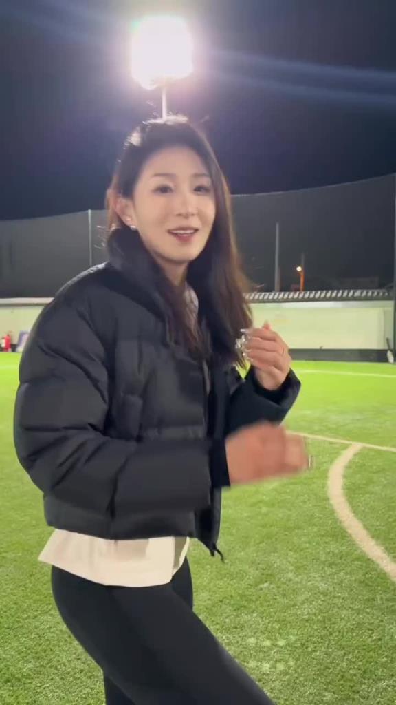 妹子這腳重炮轟門吧友敢接嗎？