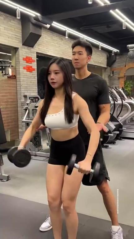 曹巖與美女健身博主合拍短視屏，誰的身材更炸裂？