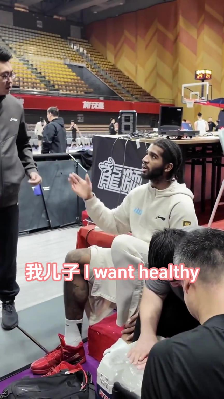 克里斯向紀(jì)民尚投訴，隊里小伙愛抽煙，還秀了句中文，太可愛了！