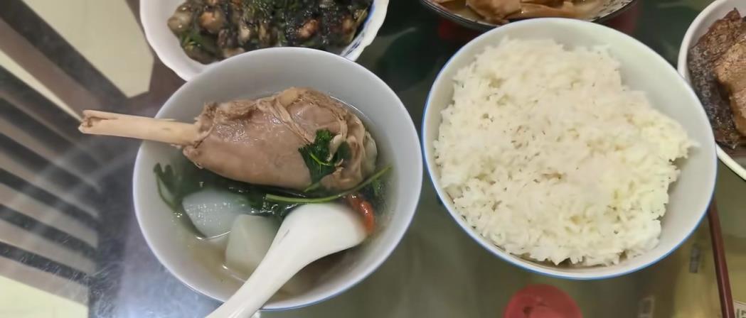 好豐盛?。?zhàn)神劉玉棟曬美食：過年了，吃點好的！