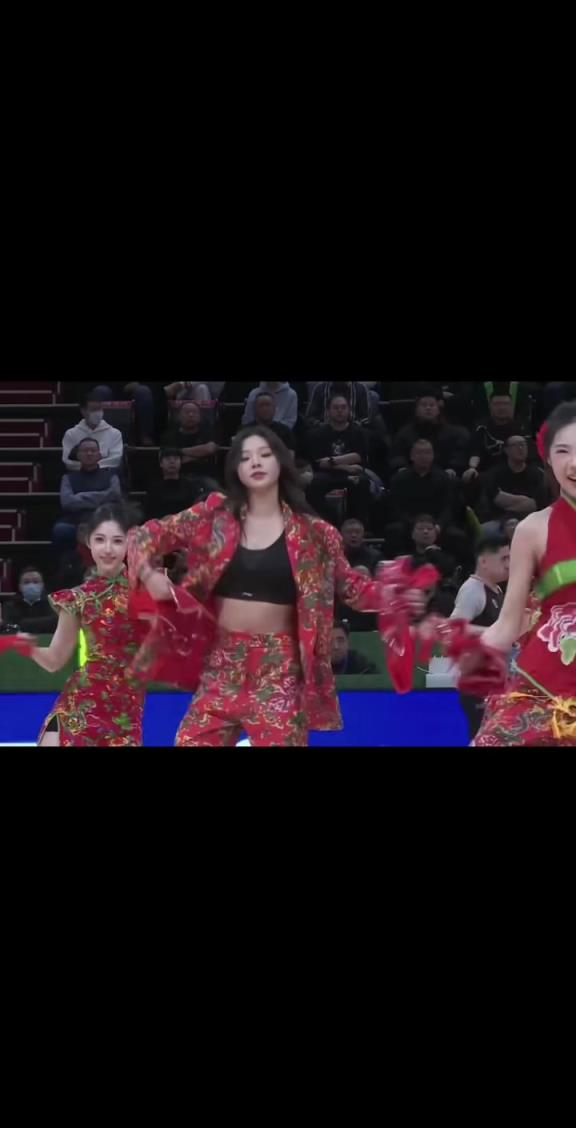 大呲花+扭秧歌！遼寧拉拉隊已經(jīng)有過節(jié)那味兒了