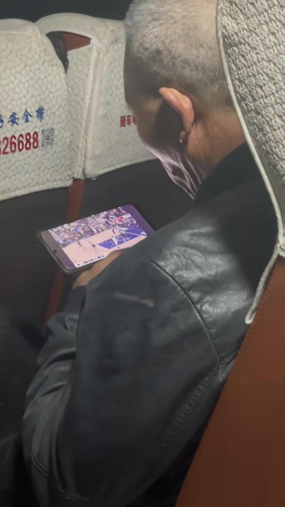原來熱愛不會隨年齡而改變！坐車遇到一位手機(jī)看NBA的老爺爺