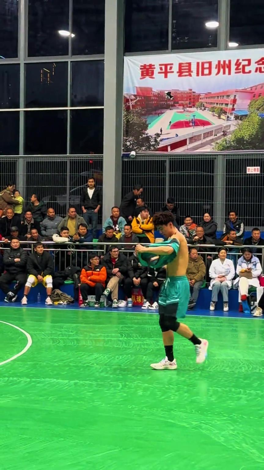 不是哥們，比賽打著打著怎么和球衣打起來(lái)了？