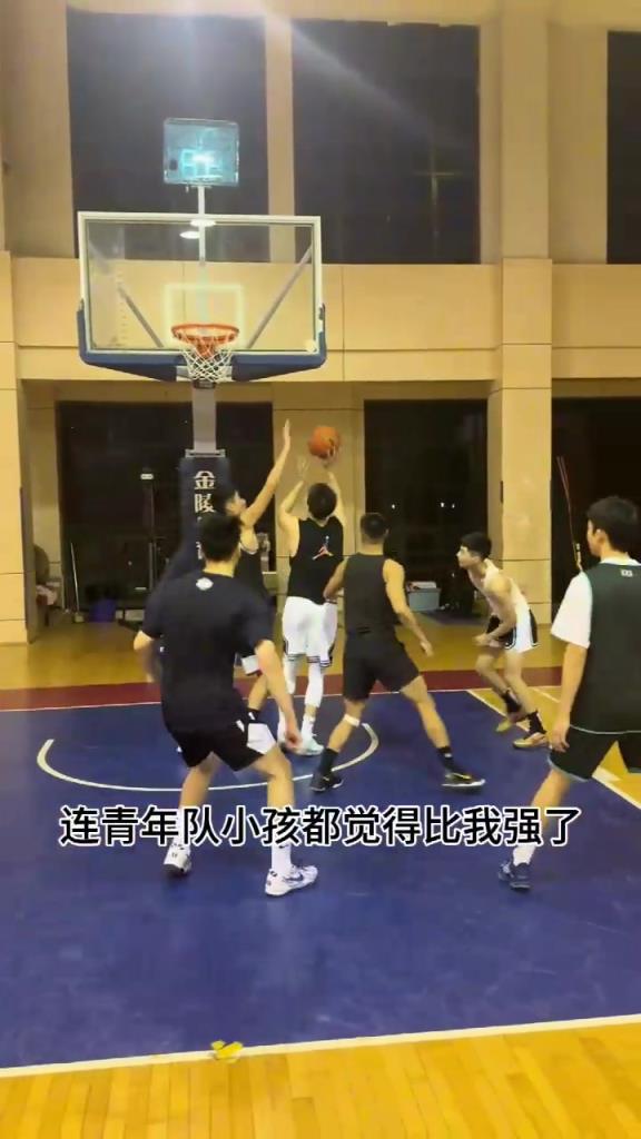 郭艾倫曬打野球配文：未來還美好嗎？反復(fù)拉傷 被青年隊小孩看低