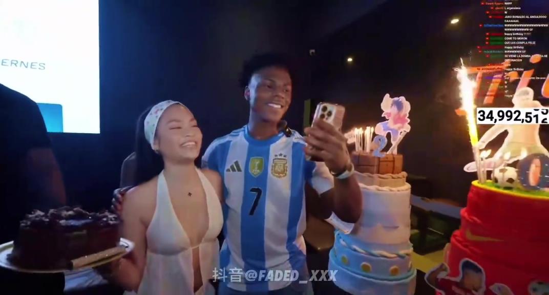 甲亢哥的女友為他慶生，原來你小子喜歡這種類型的呀