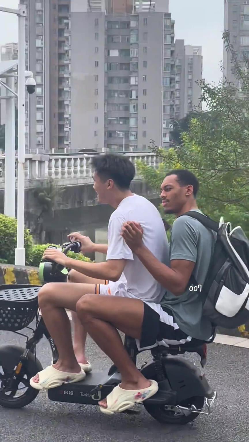 黃榮奇騎小電驢載貝茲利 ，貝茲利這大長(zhǎng)腿怎么坐得下的