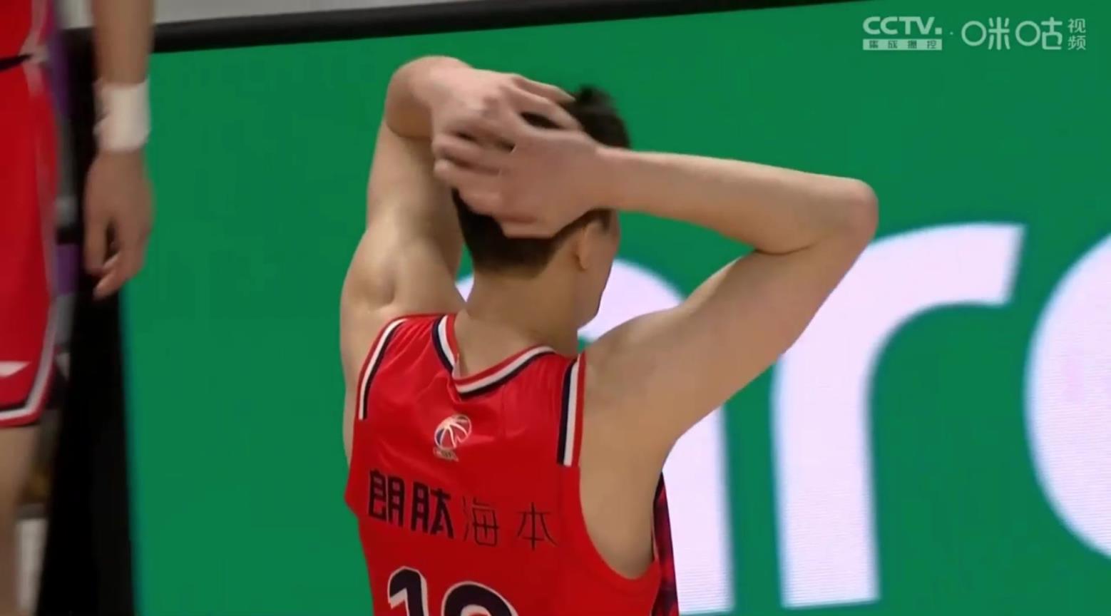 25中13空砍賽季新高40分！郭艾倫賽后懊惱抱頭難掩失落