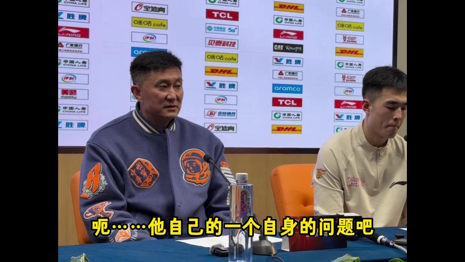 吉倫沃特為何只打了6分鐘？杜鋒：他自身的問題，所以下半場沒打