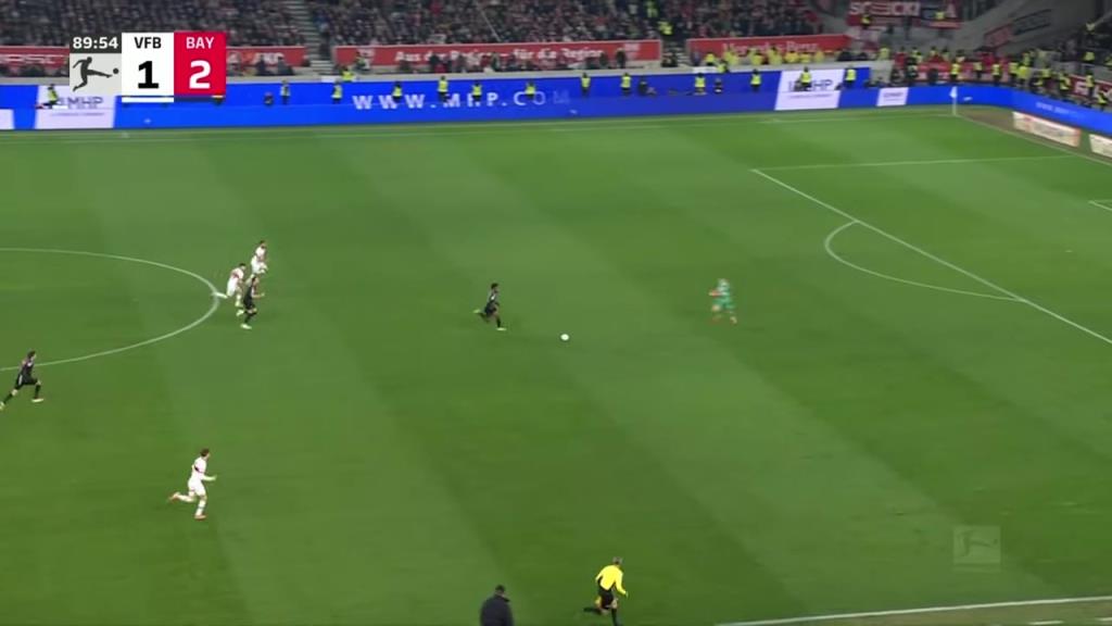 科曼搶斷成功晃過出擊的門將打空門得手！拜仁3-1鎖定勝局！