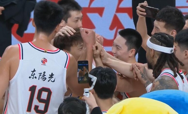 還是那個味兒！淚目賽后廣東隊將舊將趙睿圍在中間碰拳
